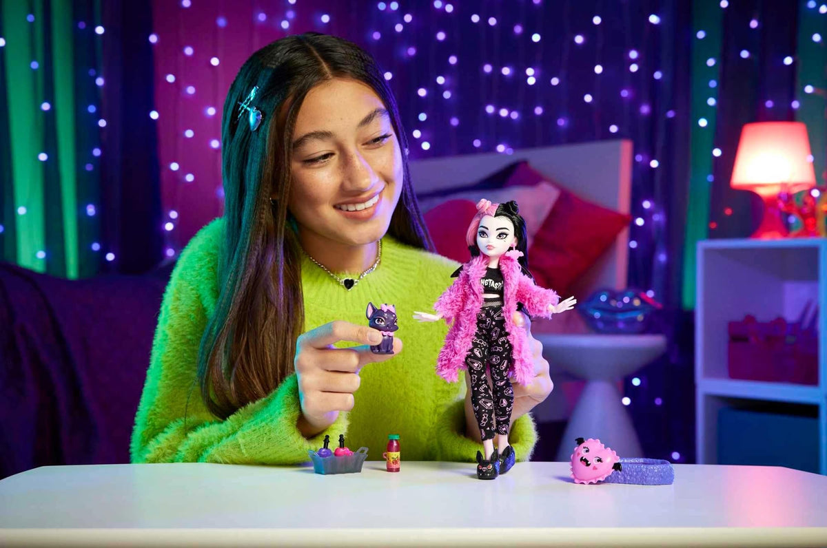 Monster High Doll Set with Pet Bat, Sleepover Clothes & Accessories G2600